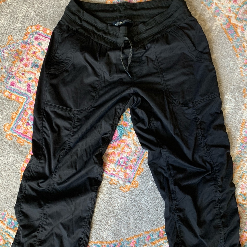 NWOT The North Face Aphrodite Capri pants